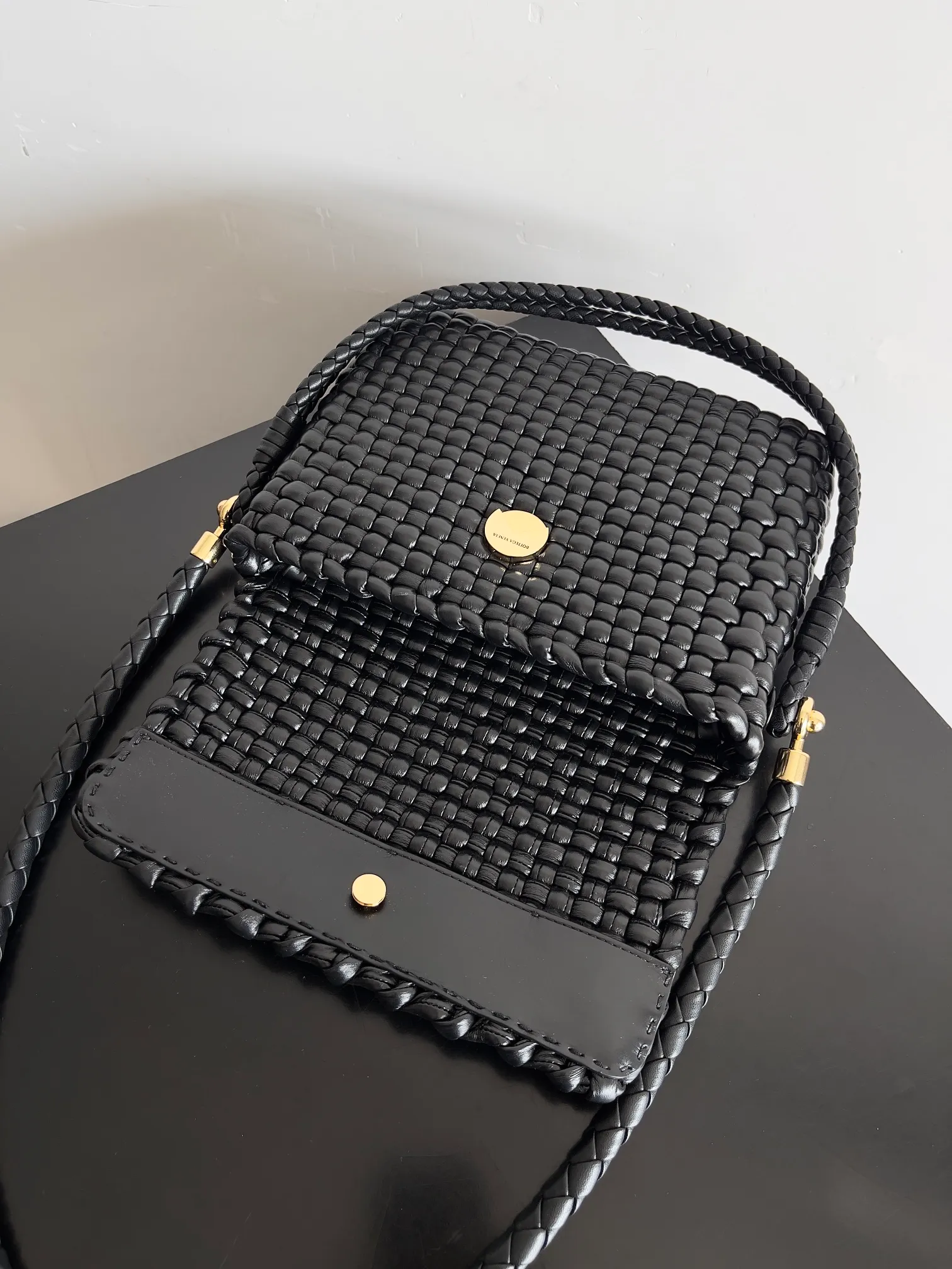 Batch 3120 Reshape the classics, Swing is back, BOTTEGA VENETA Bottega Veneta women's Swing shoulder bag is made of tubular quilted weaving technology. The unique vertical weaving of the bag is impressive. The overall style reveals a medieval style, which is in line with the current retro trend. It is simple and versatile without losing personality. It can be adapted to different styles for work and commuting. Both cross-body and hand carry are created with everyone in mind. It is a bag that does not lose its practicality and beauty [Hop Jump] [Hop Jump] Style No.: 764073 Size: 25*19*6